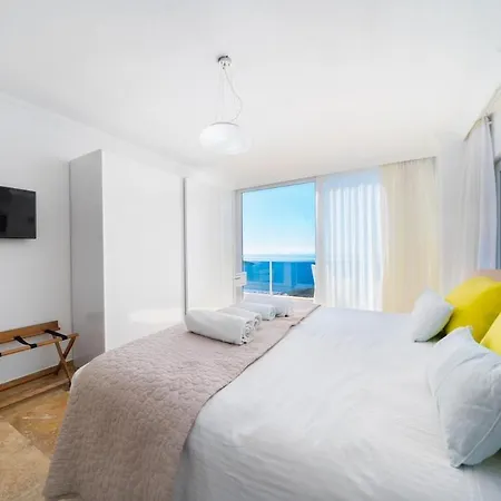 Waratah Villa *